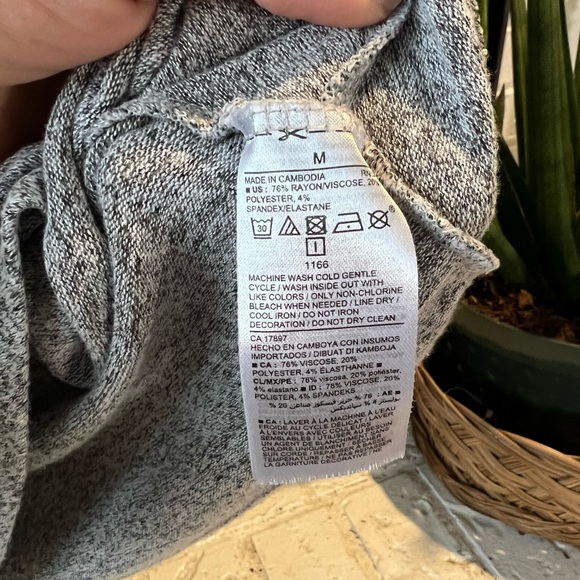 🌺2/$8🌺 Old Navy Twist Top - Picture 6 of 7